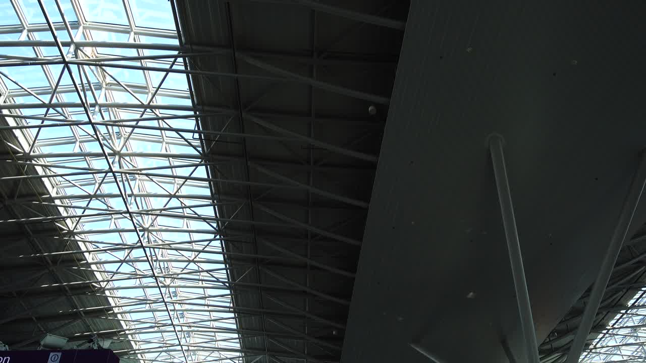Tetto nel terminal dell'aeroporto. Ripresa in movimento.