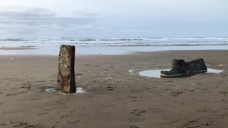 un pedazo del naufragio de sujameco expuesto durante la marea baja en la playa de horsfall cerca de la bahía de coos, oregon