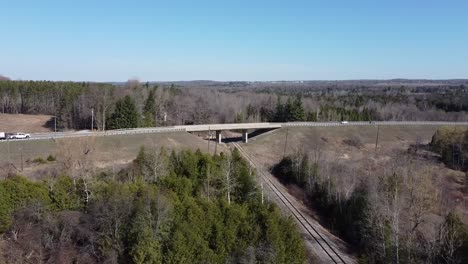 luftansicht von autos, die auf einer brücke in caledon, ontario, fahren