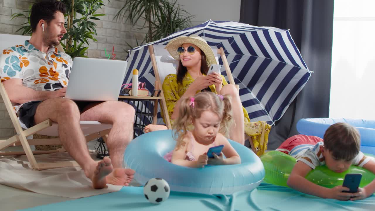 видео семьи на отдыхе дома с помощью электронных устройств