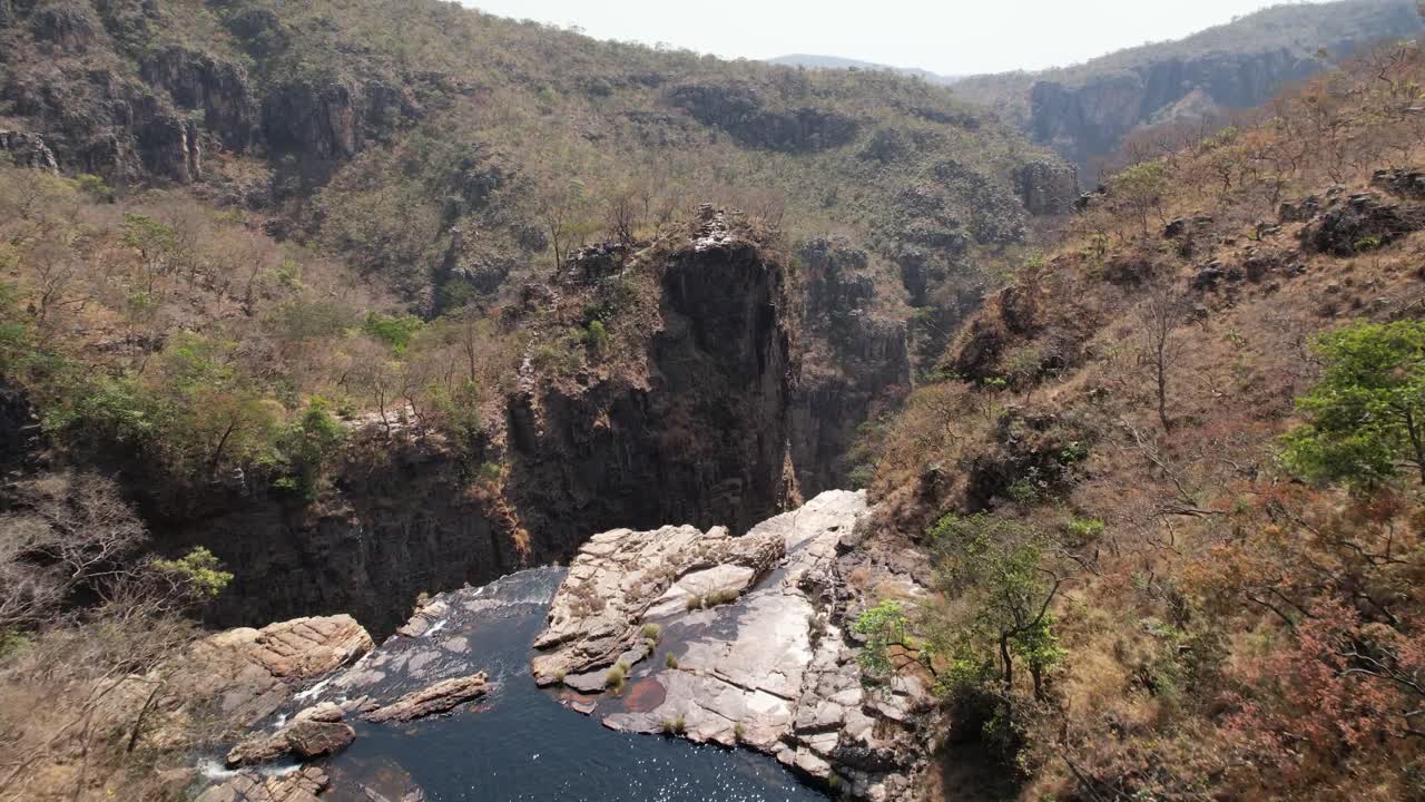 drone video of Cataratas dos Couros, Almecegas 1000 waterfall, beautiful waterfall with large rocks and trees, Chapada dos Veadeiros, Goiás, Brazil