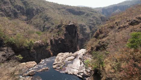 drone video of cataratas dos couros, almecegas 1000 waterfall, beautiful waterfall with large rocks and trees, chapada dos veadeiros, goiás, brazil