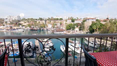 Filmischer-Dolly-Durch-Den-Restaurantbalkon-Mit-Blick-Auf-Den-Alten-Stadthafen-In-Antalya,-Türkei