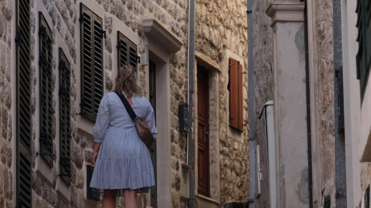 Donna bionda vaga da sola nel centro storico di Herceg Novi, Montenegro
