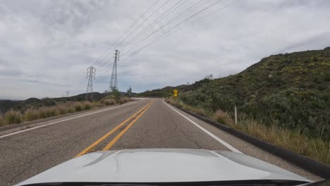 conduciendo a lo largo de un sinuoso camino montañoso en el bosque nacional de los padres con paisajes pintorescos en el escarpado desierto de california