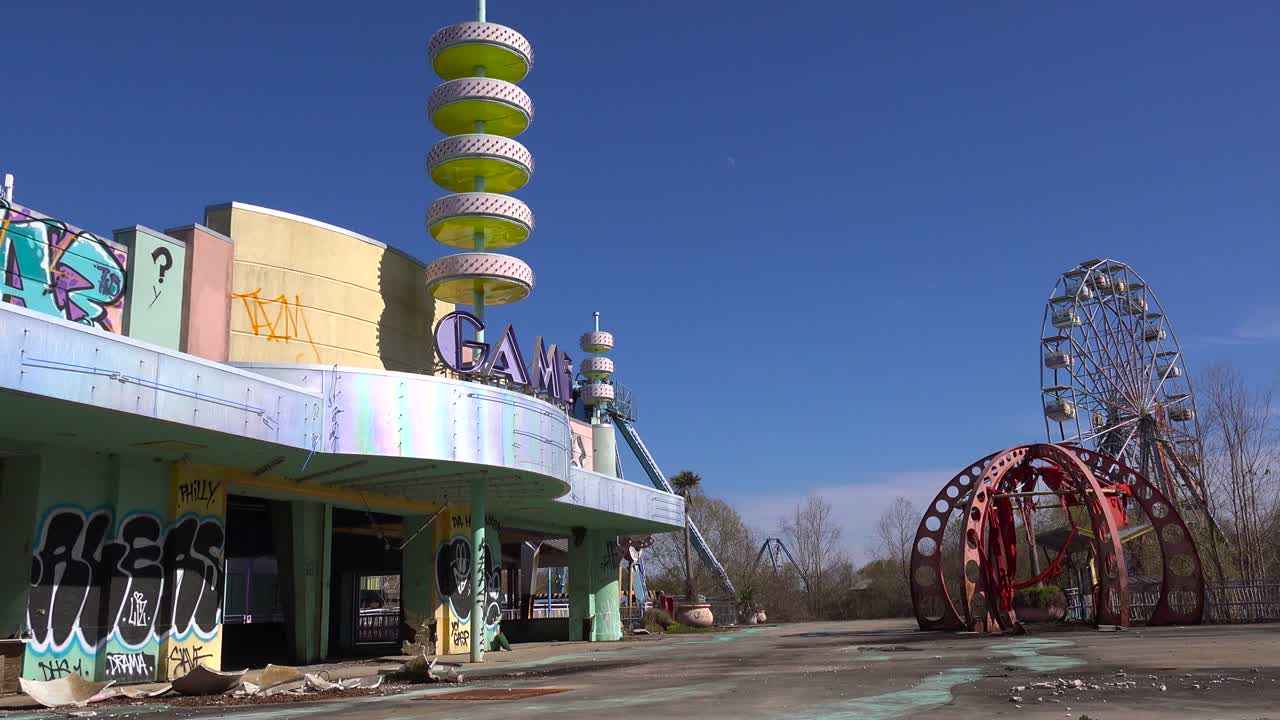 una sala de juegos abandonada y cubierta de graffiti en un parque de diversiones presenta una imagen espeluznante y embrujada