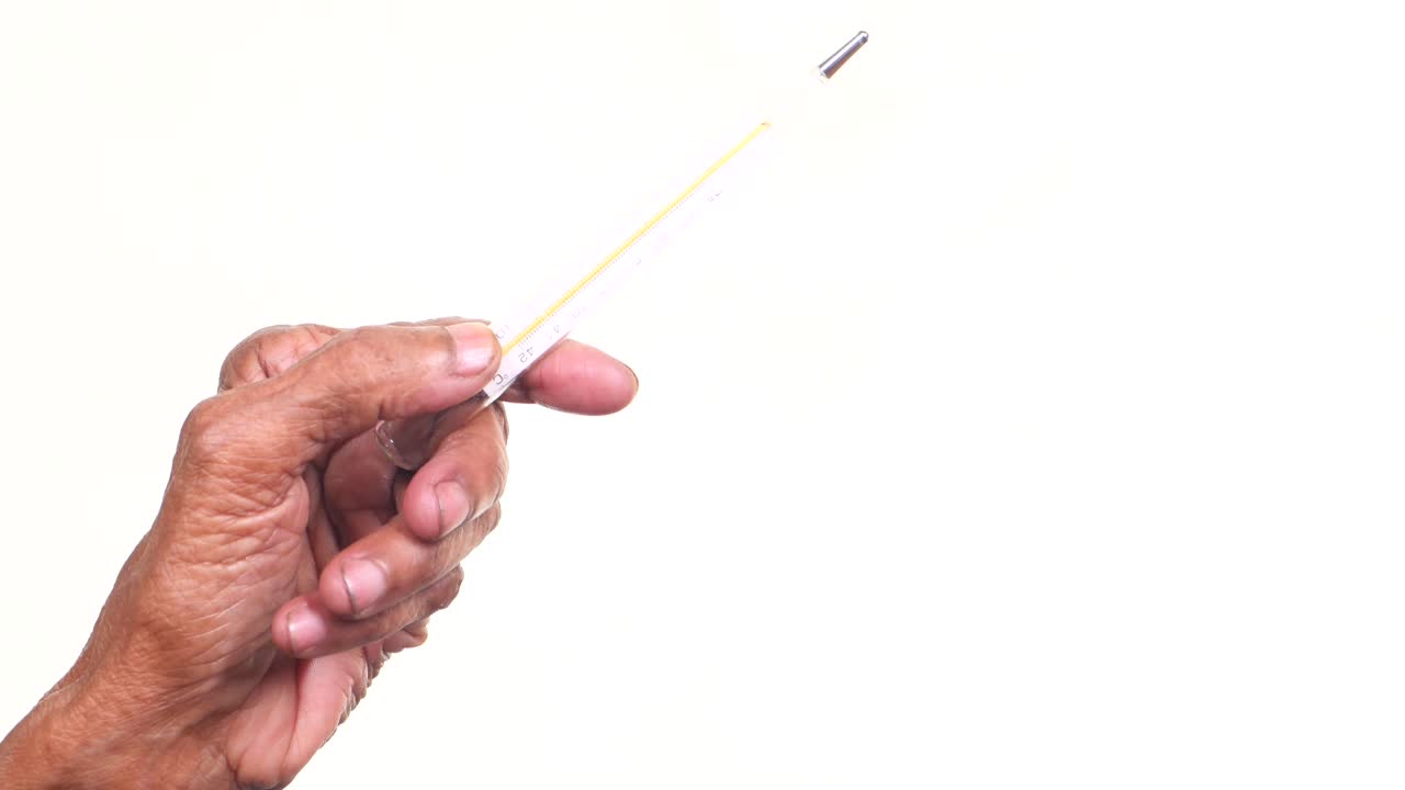 persona de edad avanzada con un termómetro