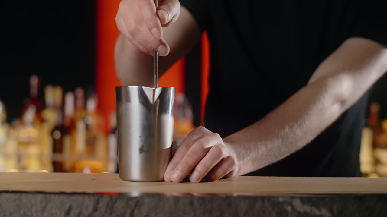el camarero mezclando un cóctel.
