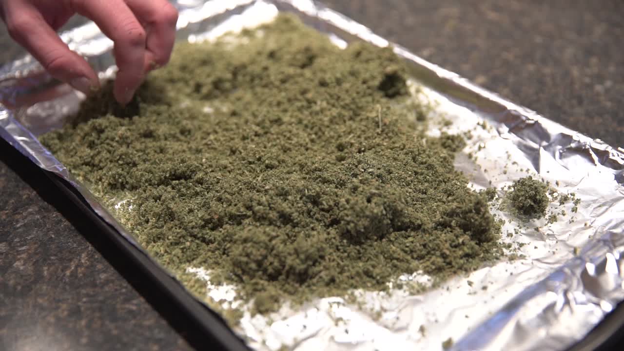 대마초 오일 생산을 위해 가공할 준비가 된 지상 의료용 대마초