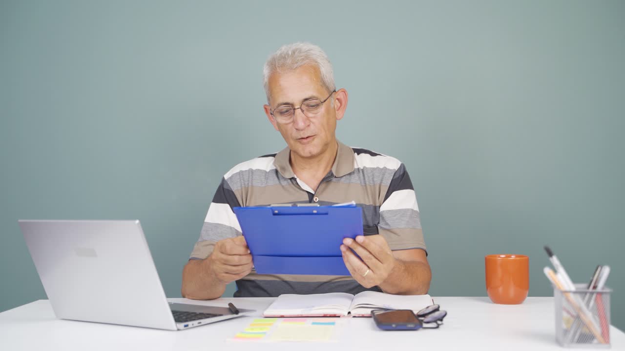 el hombre que firmó los papeles.