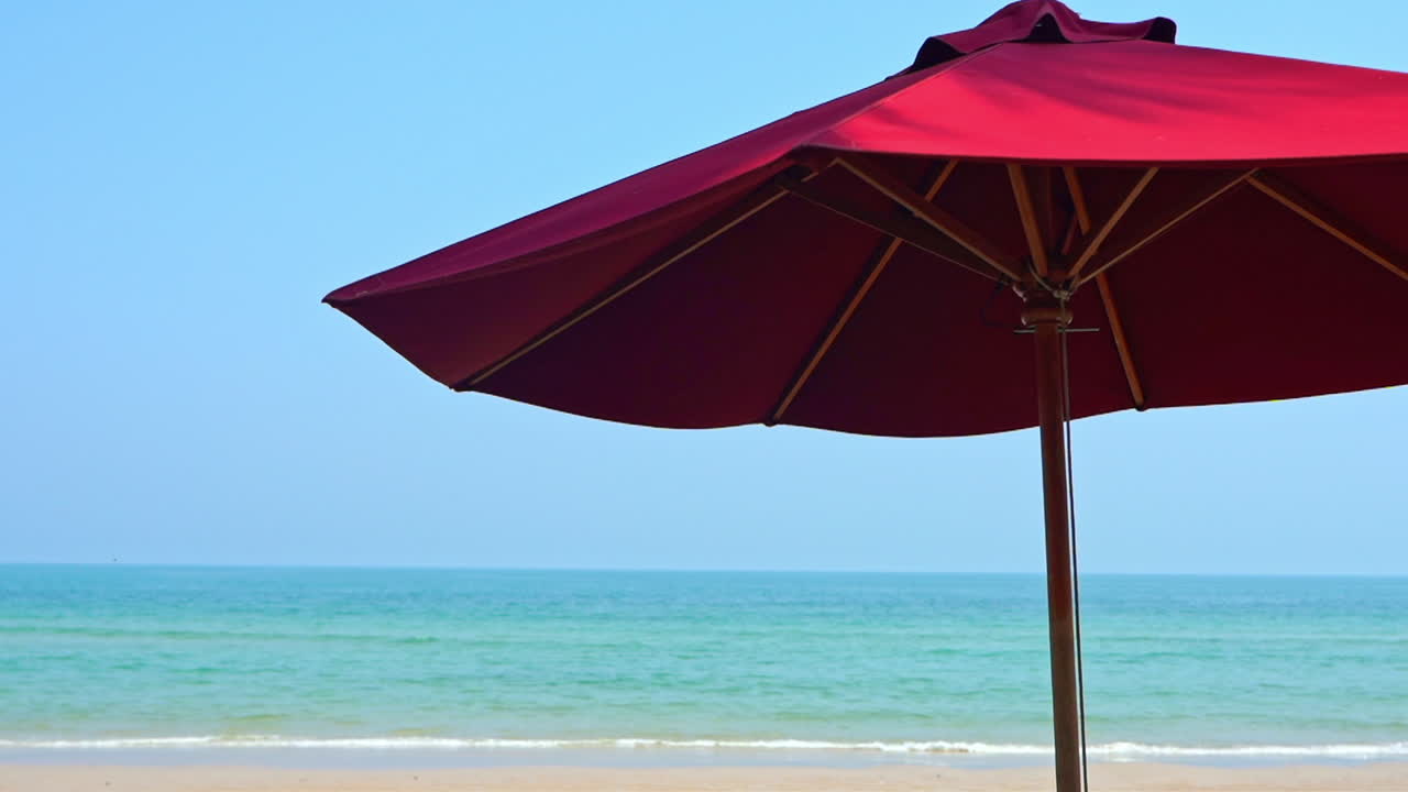 sombrilla roja en la playa soleada, fondo marino