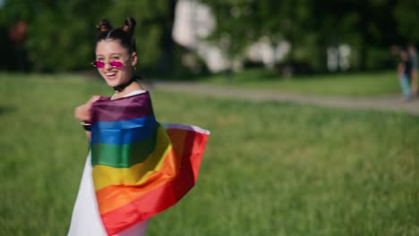 mujer con bandera de orgullo en un parque