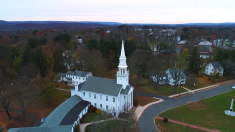 Luftbild-Schöne-Kirche-Connecticut-New-England-Bäume-Mittlerer-Westen-Stadt-Drohne