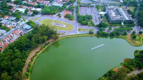 Toma-Aérea-Inclinada-Desde-Lo-Alto-Sobre-El-Lago-En-El-Parque-Ibirapuera-De-São-Paulo