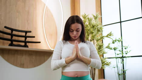 Frau-Macht-Yoga-Drinnen