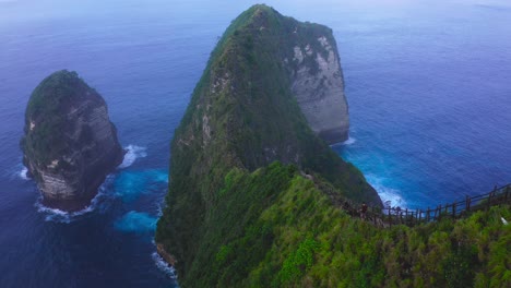 vista aérea de excursionistas en la cima de una empinada