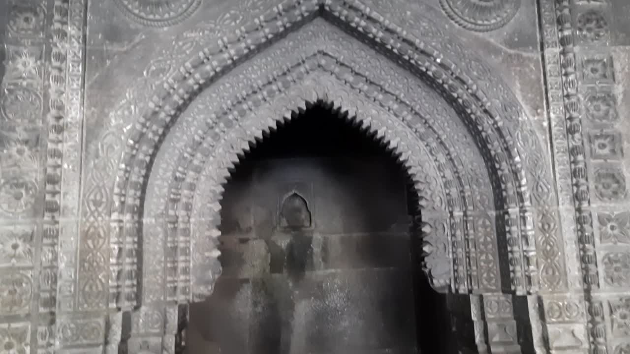lugar del imán donde el imán reza y cifrado bilingüe árabe en la pared superior de la mezquita de jama - piedra negra - mezquita sin techo burhanpur.
