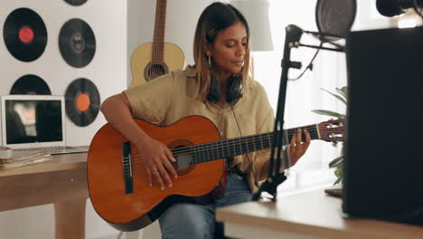 Guitarra,-Músico-Y-Mujer-Artista-Grabando-Jazz