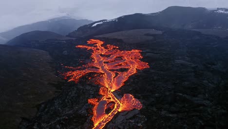 Un-Dron-4k-Captura-Tomas-Cinematográficas-Aéreas,-Mostrando-El-Paisaje-único-Donde-La-Lava-Volcánica-Se-Forma-Dramáticamente-Mientras-El-Dron-Se-Desliza-Sobre-Su-Cabeza.