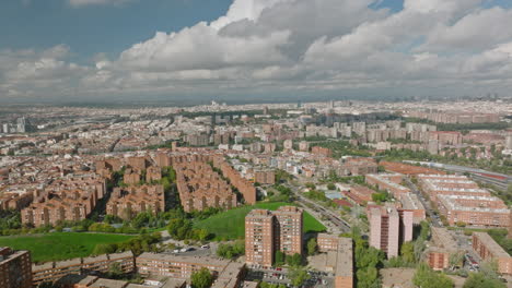 maravillarse del tapiz arquitectónico de madrid mientras se empapa de la vista aérea de tío pío
