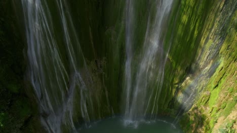 Toma-Aérea-De-Una-Increíble-Cascada-En-La-Jungla-En-República-Dominicana-Parte-05