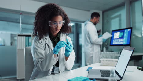 científico que trabaja en un laboratorio