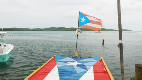 pontón pintado con la bandera de puerto rico como bandera nacional flamea en el viento