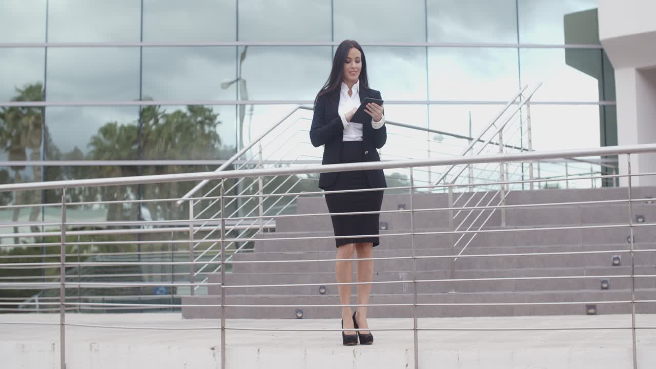 joven mujer de negocios con una tableta-pc