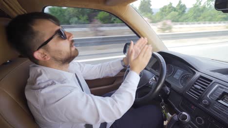 un hombre de negocios conduciendo un coche escucha música en la radio.