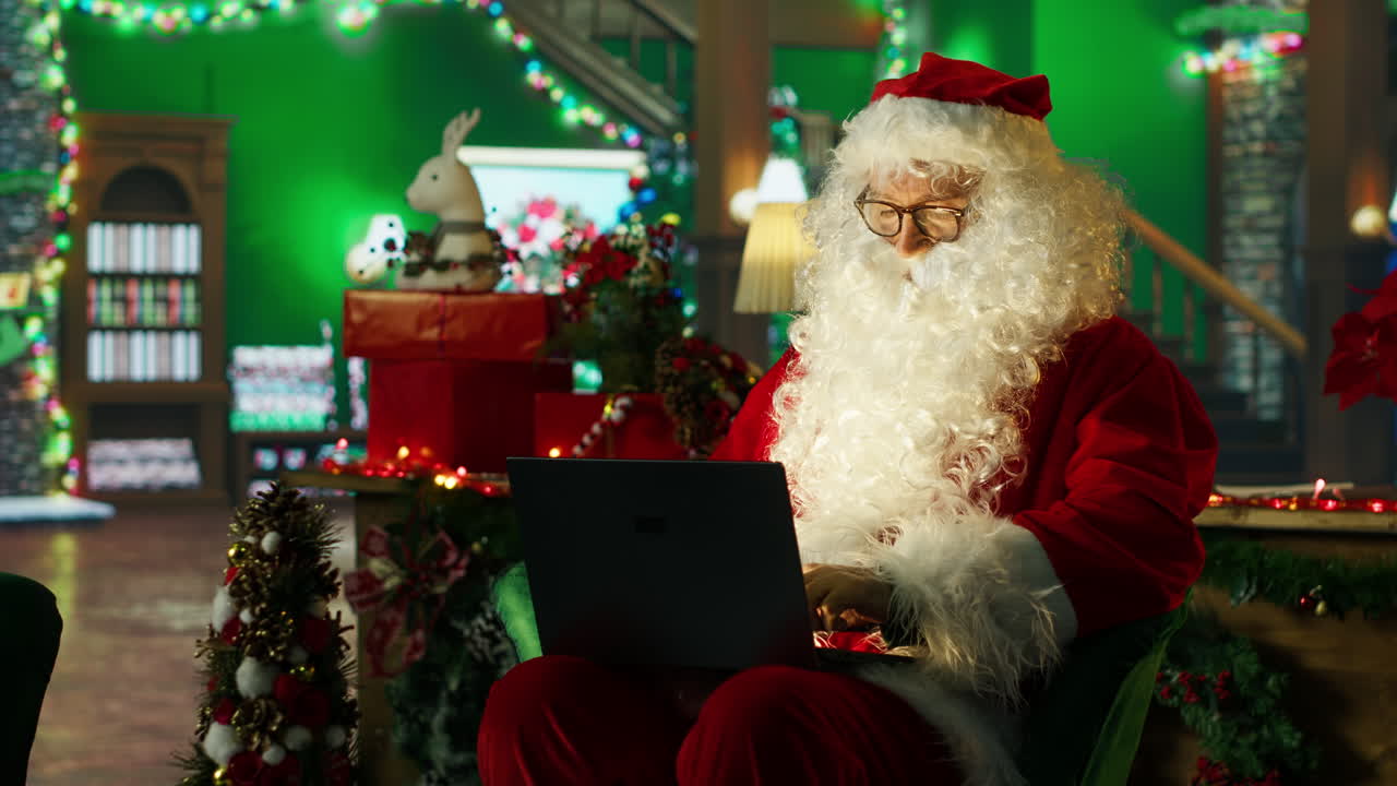 산타클로스는 노트북에서 일합니다.