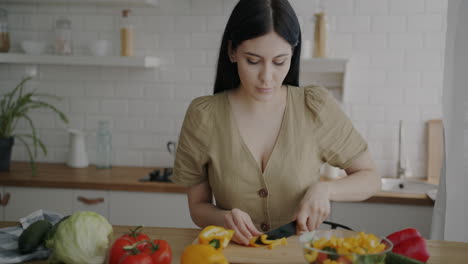 mujer cortando verduras en la cocina