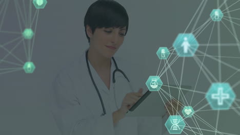 globo de iconos digitales contra el médico que usa la tableta digital