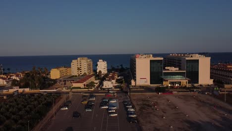 toma aérea de un dron de un pueblo costero en el mediterráneo