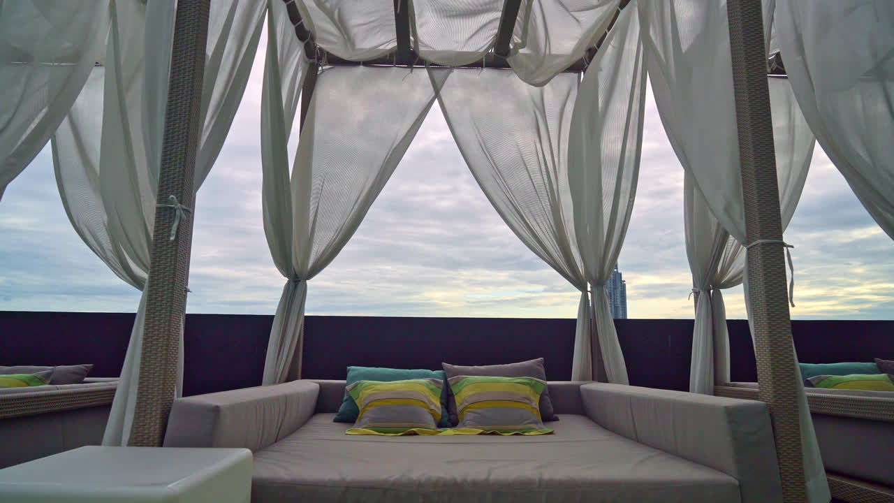 decoración de almohadas cómodas en arco para relajarse