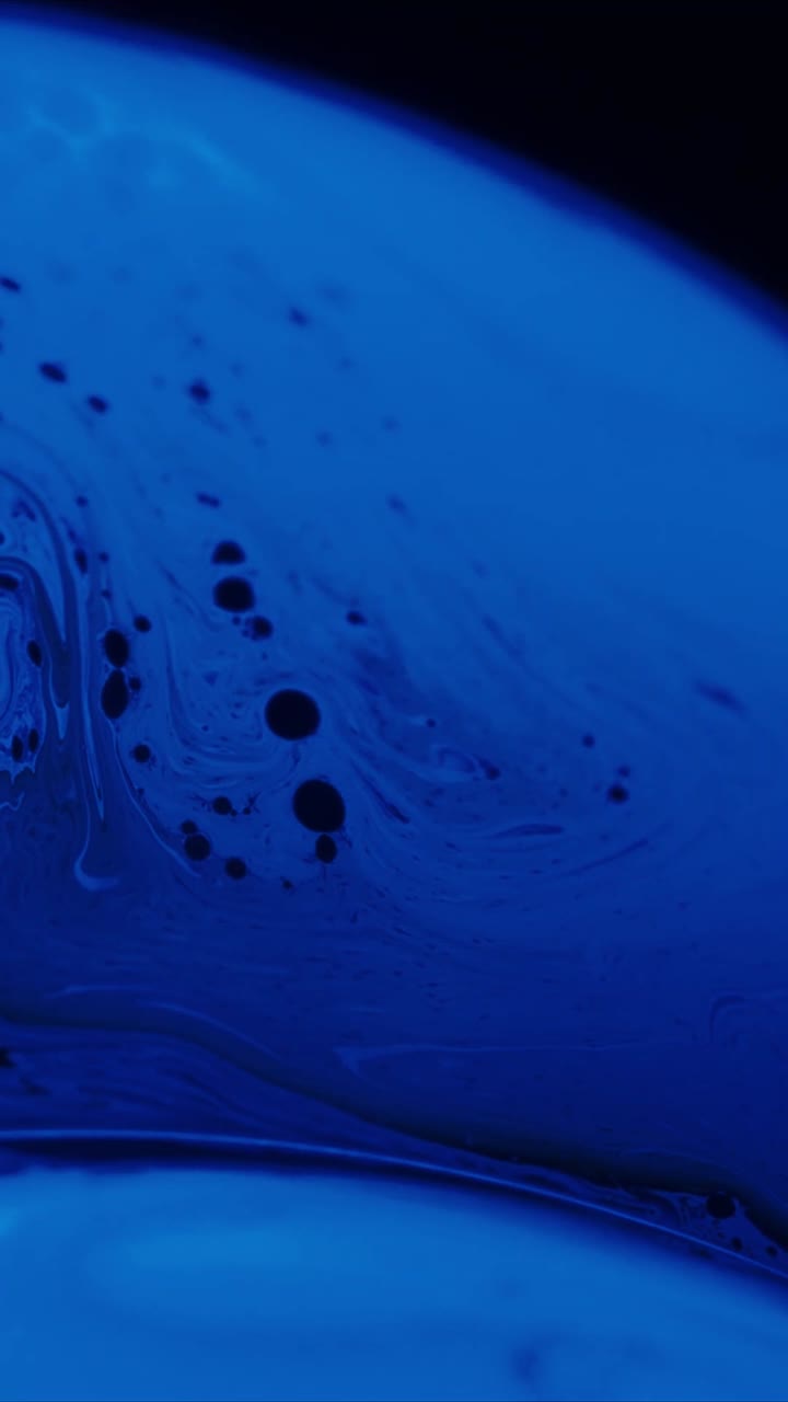Superficie liquida astratta blu dinamico con motivi vorticosi