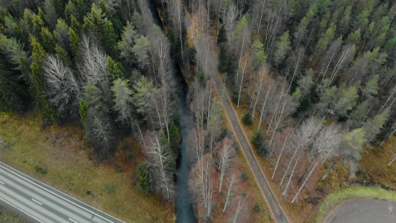 공중, 경사, 무인 항공기, 강과 잿빛 도로 다리 위, 소나무와 잎이없는 자작 나무 숲 사이, 흐린 가을 날, juuka, 북 카렐 리야, 핀란드