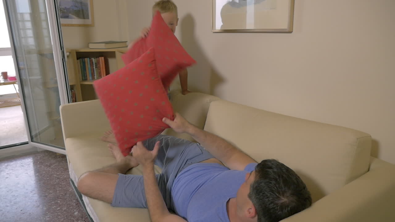 집에서 베개 싸움