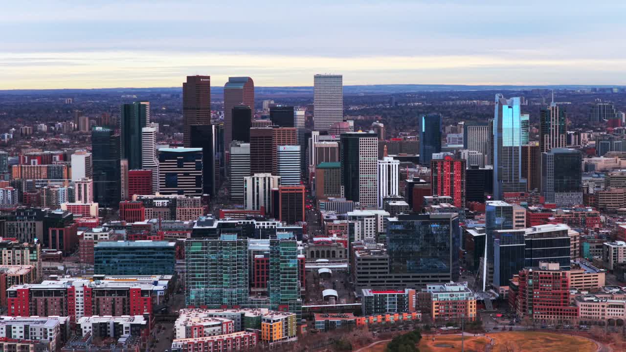 Downtown Denver, skyline di Lodo, paesaggio urbano, grattacieli, edifici, inverno, Colorado, vista aerea da drone, cielo grigio, tramonto, pomeriggio, quartiere, traffico sulla i25, auto, autostrada, catena montuosa, cerchio a sinistra, movimento