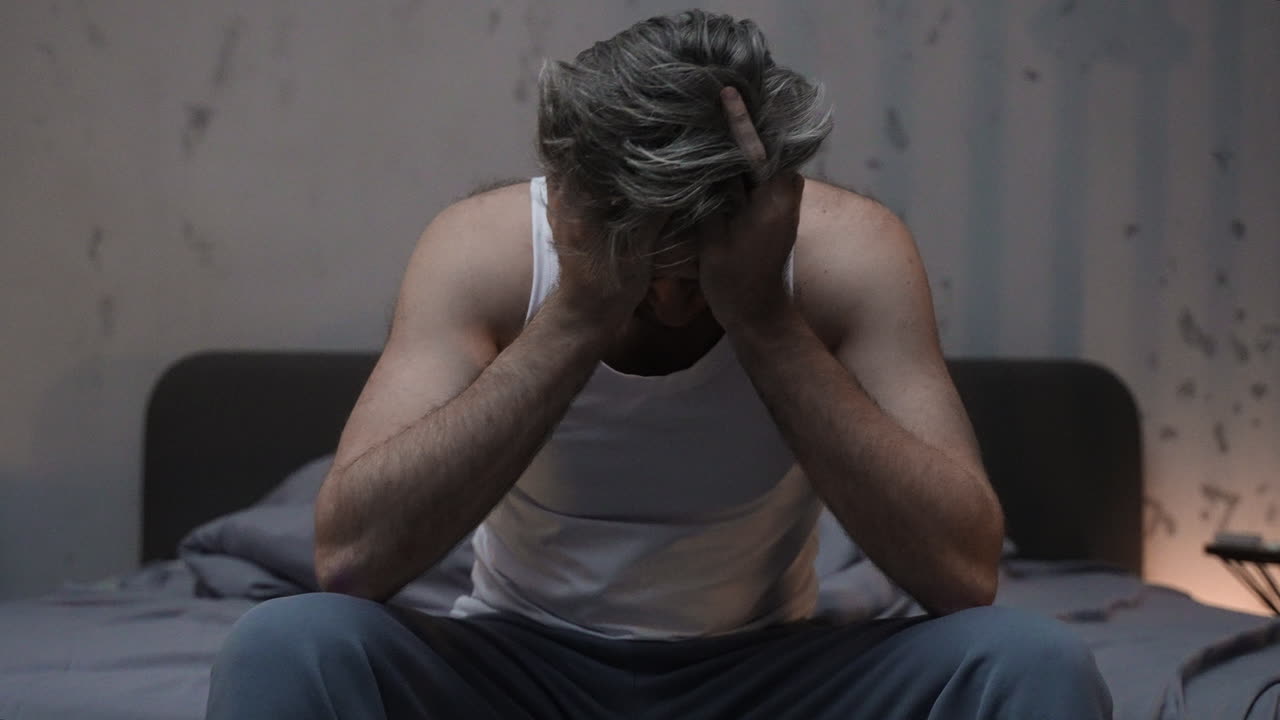 밤에 침실에 있는 남자