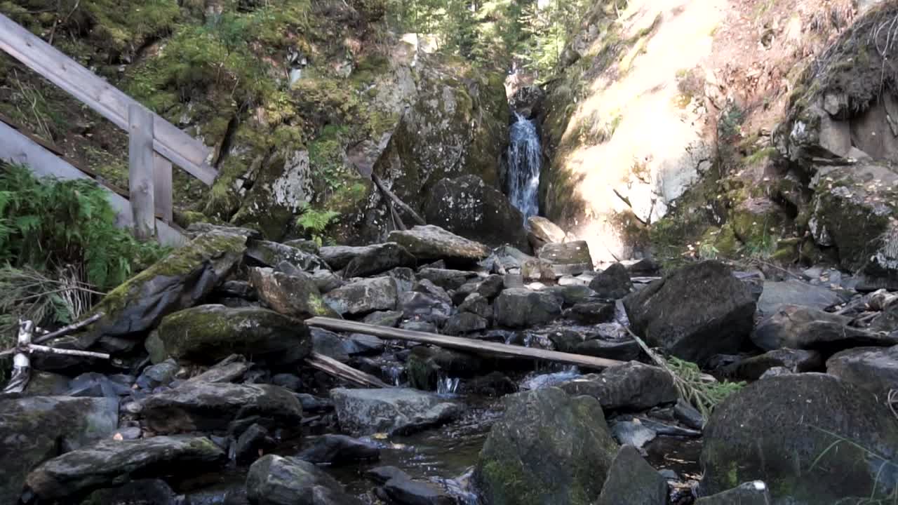 바위 가 있는 하천 에 있는 작은 폭포