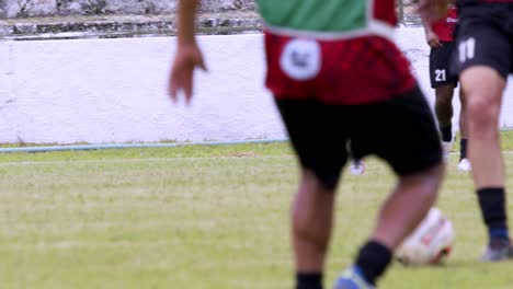 escaramuza del equipo de fútbol profesional - aislado en los pies sólo en cámara lenta