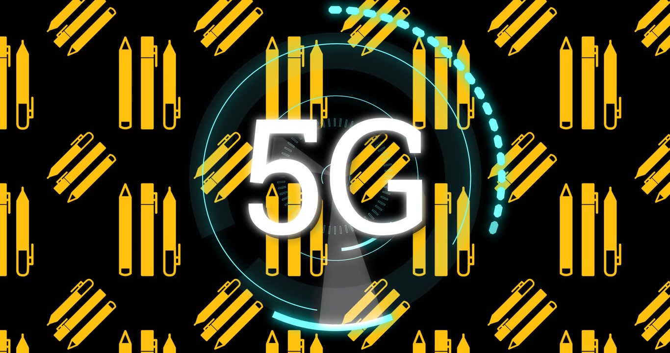Animazione di testo 5G e scanner su penne arancioni ripetute su sfondo nero