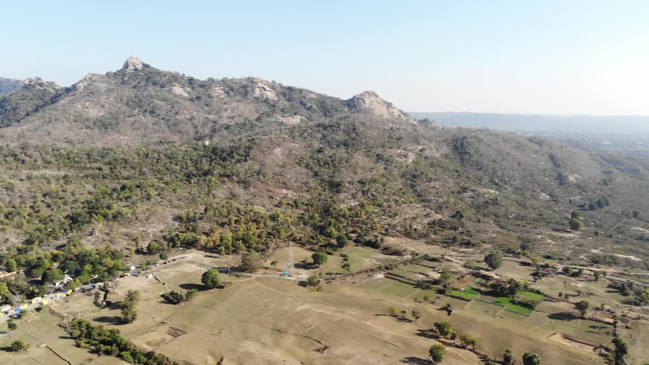 Ripresa aerea di una piccola catena montuosa e foresta in Jharkhand, India, in estate.