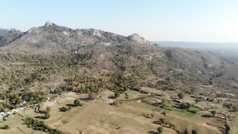 Toma-Aérea-De-Una-Pequeña-Cadena-Montañosa-Y-Un-Bosque-En-Jharkhand,-India-En-Verano.