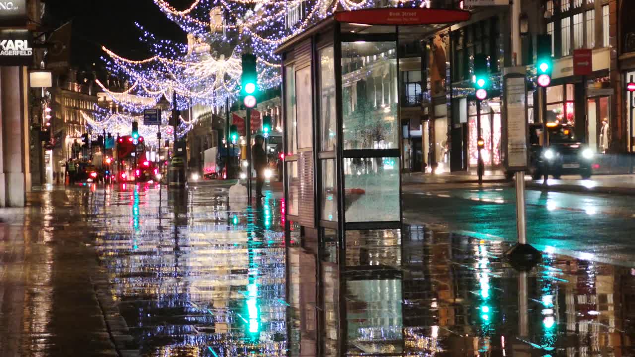 비가 내리고 어두운 밤에 윈체스터 시내 중심가에서 여러 대의 차량이 총격을 가하고 있습니다.