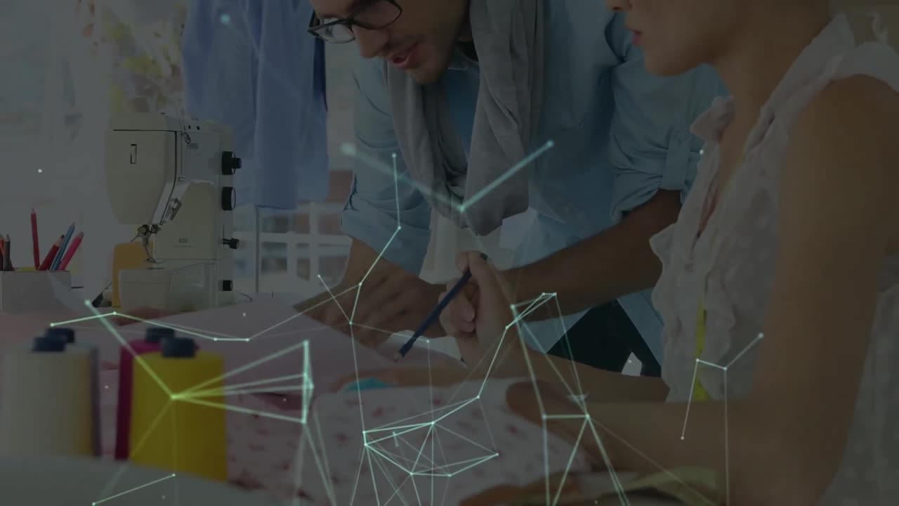 animación del procesamiento de datos sobre la gente de negocios caucásica hablando