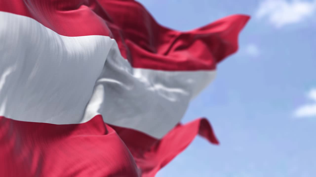 은 날에 바람에 흔들리는 오스트리아 국기의 세부 사항