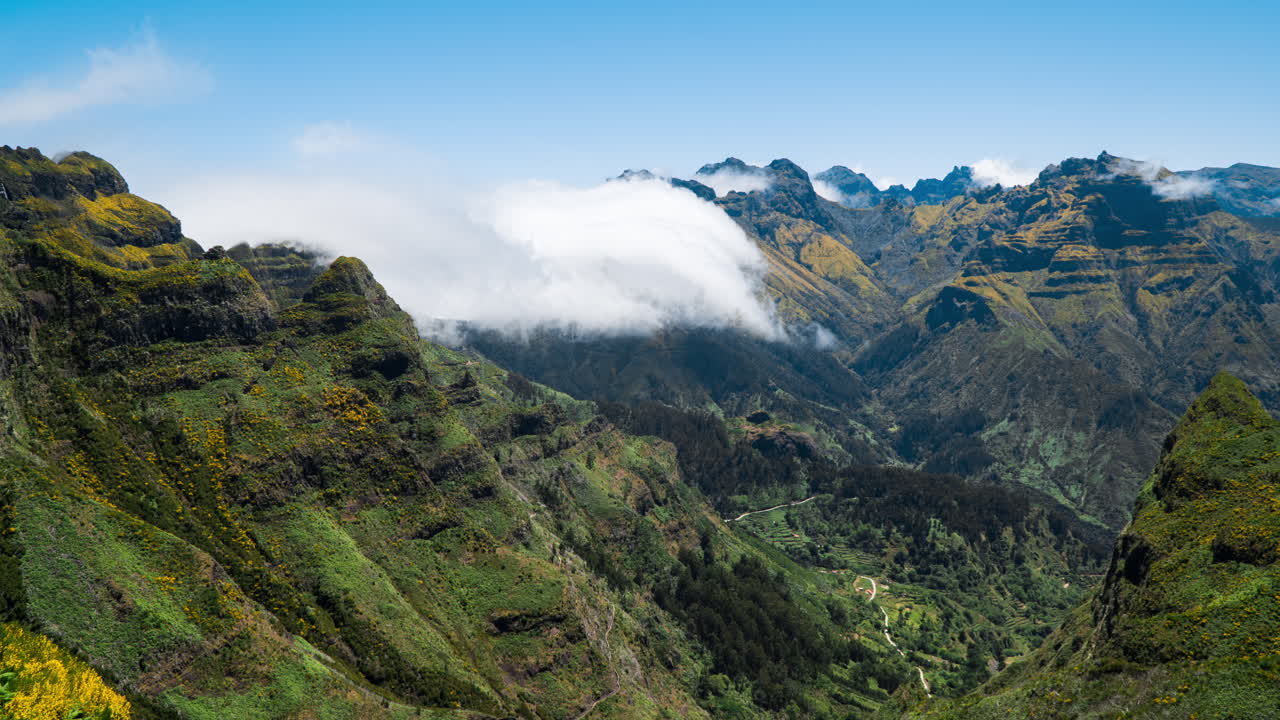 timelapse de 4k mientras las nubes se mueven sobre el exuberante valle verde de la montaña, madeira portugal