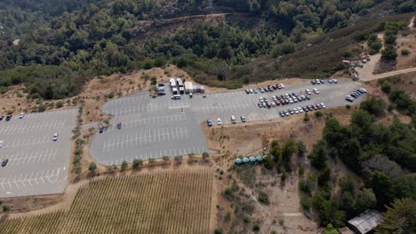 Aerial-view-of-a-quiet-parking-lot-in-the-mountains-of-Saratoga,-California---pan,-drone-shot