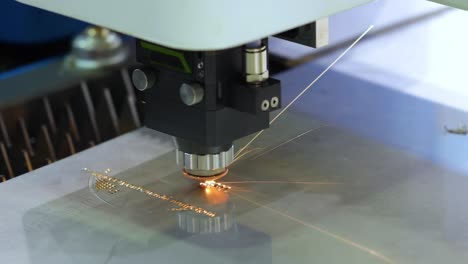 CNC-Laserschneiden-Von-Metall,-Moderne-Industrietechnologie.